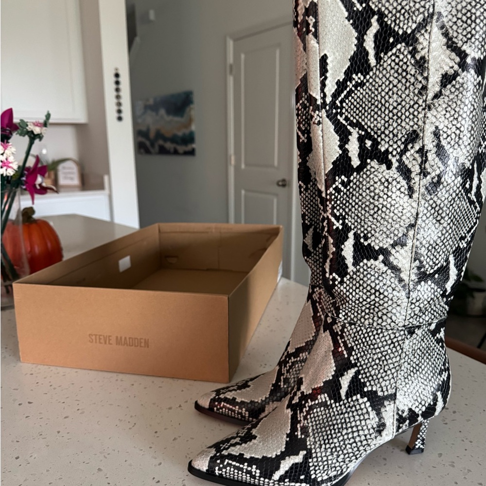 Steve Madden Lucid Snake kitten heel boots BRAND NEW